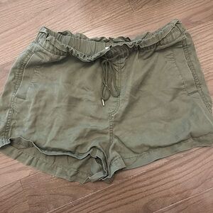 Excellent condition loft olive green pull on shorts